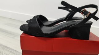 Sandalias negras con tiras y tacón