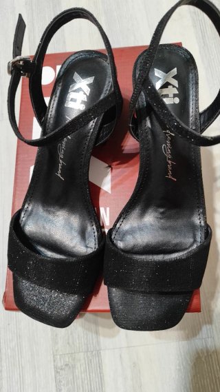 Sandalias negras con tiras y tacón