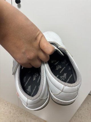 Zapatos blancos de limpiador/a