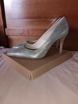 Zapatos de tacón grises y plateados