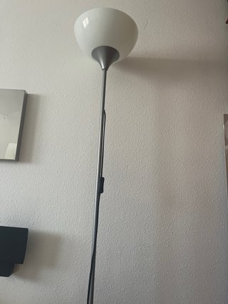 Lámpara de pie moderna gris y blanca