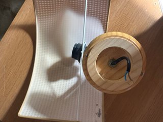 Lámpara de mimbre y madera