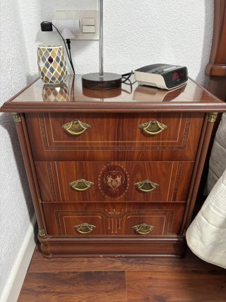 Cómoda de madera estilo clásico
