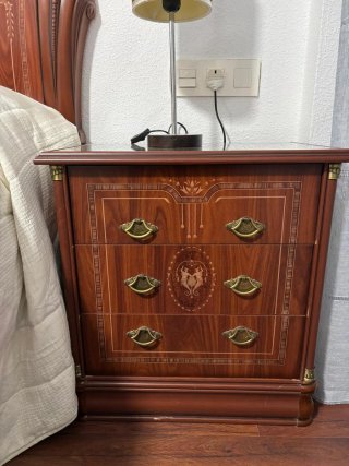 Cómoda de madera estilo clásico