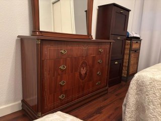 Cómoda de madera estilo clásico