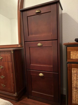 Cómoda de madera estilo clásico