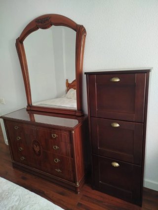 Cómoda de madera estilo clásico