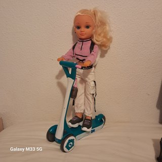 Muñeca Nancy con patinete