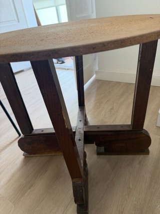 Mesa auxiliar de madera y corcho