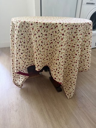 Mesa auxiliar de madera y corcho