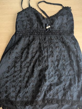 Top negro con encaje y detalles
