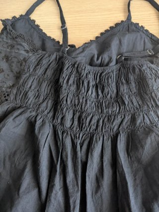 Top negro con encaje y detalles