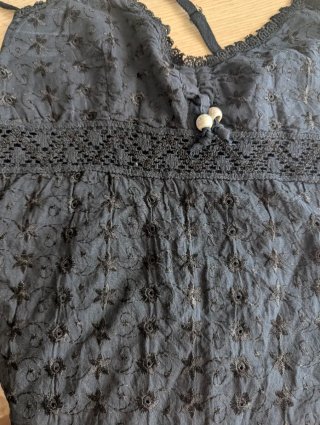 Top negro con encaje y detalles