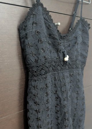 Top negro con encaje y detalles