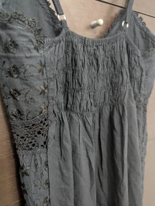 Top negro con encaje y detalles