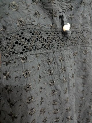 Top negro con encaje y detalles