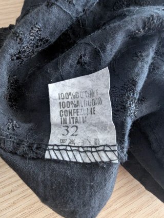 Top negro con encaje y detalles