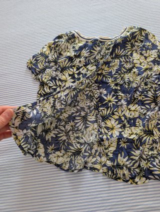 Camiseta floral azul y amarilla de Stradivarius