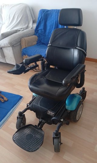 Silla de ruedas eléctrica negra