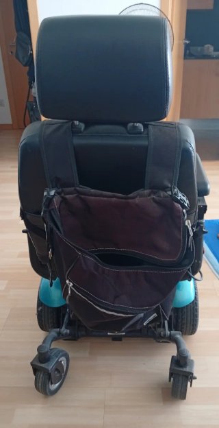 Silla de ruedas eléctrica negra