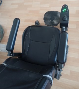 Silla de ruedas eléctrica negra