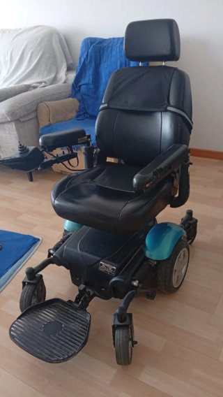 Silla de ruedas eléctrica negra