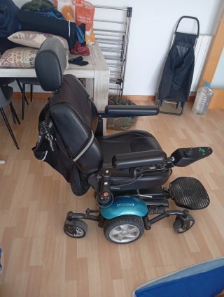 Silla de ruedas eléctrica negra
