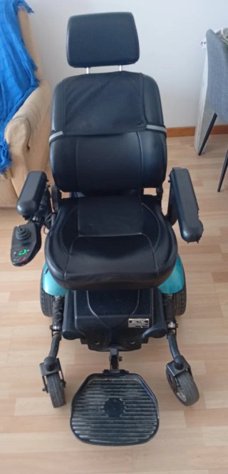 Silla de ruedas eléctrica negra