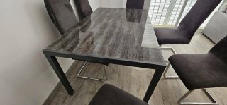 Mesa de comedor cristal y metal con 6 sillas.
