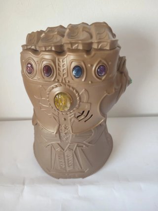 Guantelete del Infinito Dorado 2017