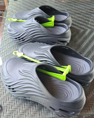 Crocs Negros Talla 43 2 Pares disponibles.