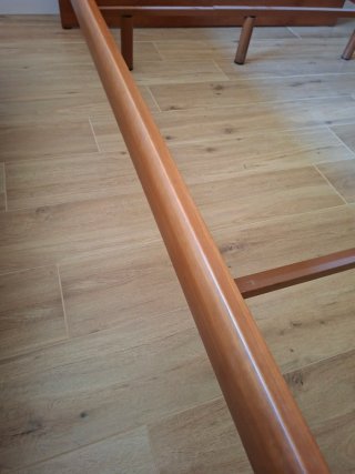 Cabecero de cama de madera y bancada