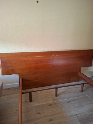 Cabecero de cama de madera y bancada