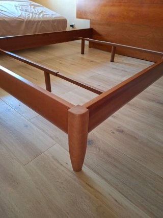 Cabecero de cama de madera y bancada