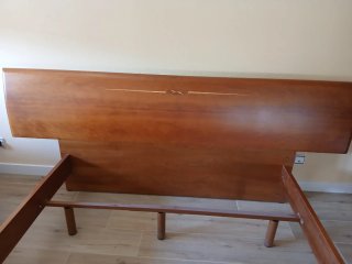 Cabecero de cama de madera y bancada
