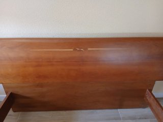 Cabecero de cama de madera y bancada