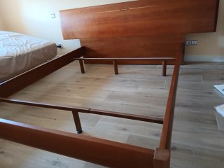 Cabecero de cama de madera y bancada