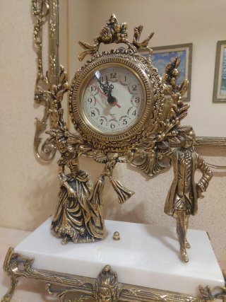 Recibidor clásico: consola con espejo y reloj