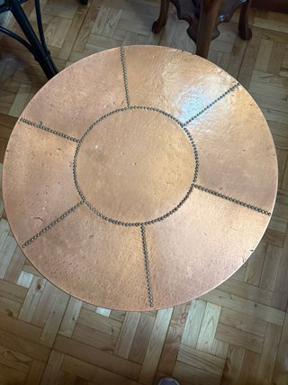 Mesa redonda auxiliar baja en cobre y madera