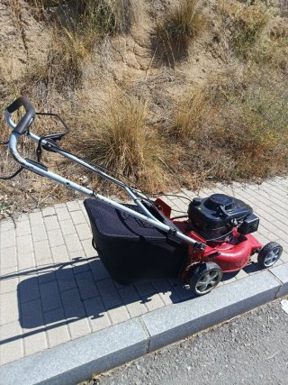 Cortacésped Rojo con Bolsa Recogedora