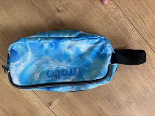 Mochila escolar TOTO azul acuática y porta lapices