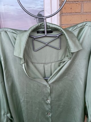 Camisa Zara verde satinada