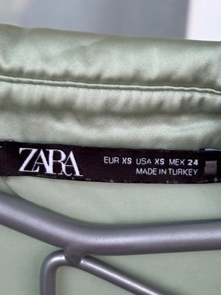 Camisa Zara verde satinada