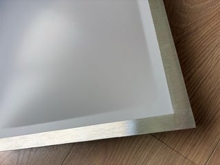 Plafón de techo plateado y blanco