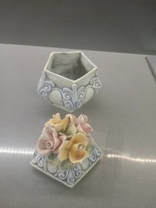 Vaso porcellana con coperchio e rose