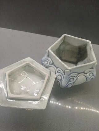 Vaso porcellana con coperchio e rose