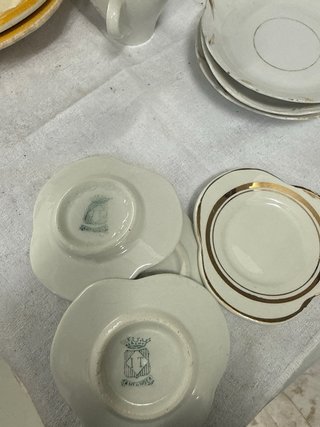 Set di tazze e piatti antichi
