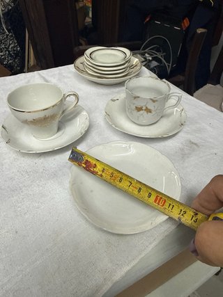 Set di tazze e piatti antichi