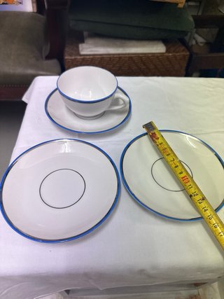 Set di tazze e piatti antichi