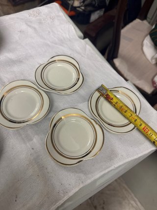 Set di tazze e piatti antichi